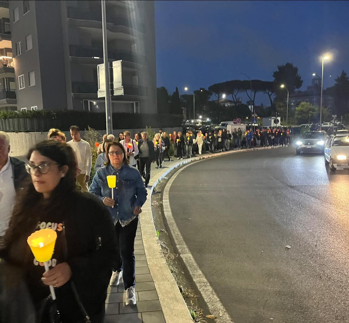 Un Silenzio che Urla: Casalotti si Stringe nel Ricordo delle Vittime della Strada